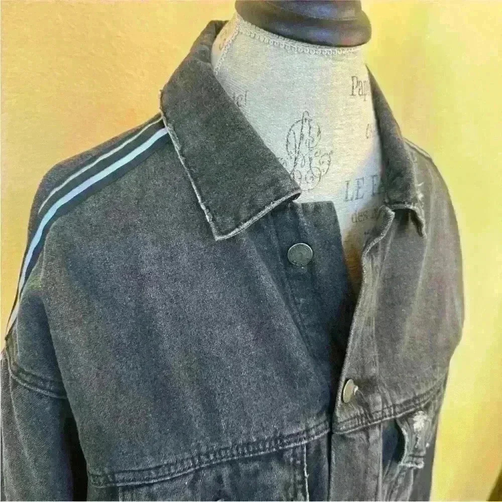 Carmar Men's Distressed Gray/ Black Jean Jacket
With Zippers Size Small EUC! - Picture 6 of 12
